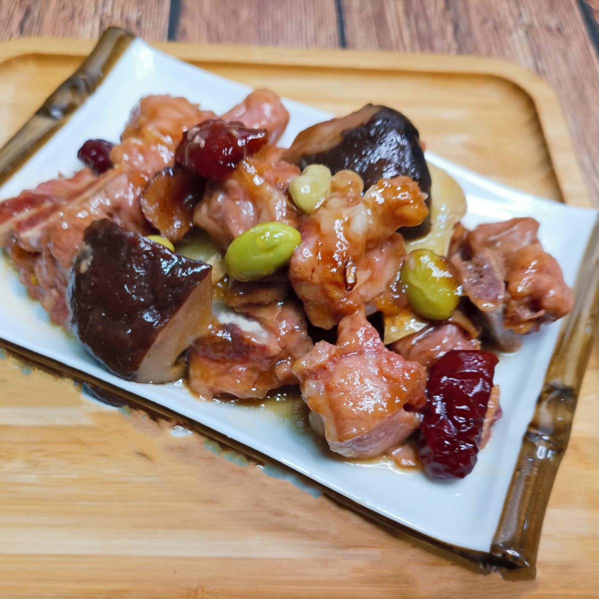 Steamed Chicken with Cordyceps Flower, Date and Shiitake (Family Meal) – nourishing chicken steamed with herbs, ideal for immunity and balance