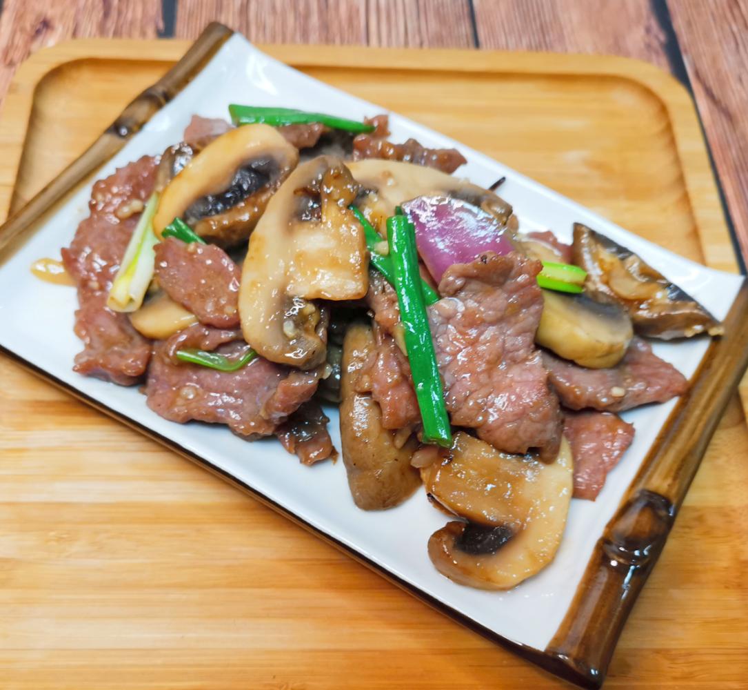 Stir-Fried Beef with Mushroom and Onion prepared fresh for healthy family meal delivery across Toronto and the GTA | Healthy7 Meals