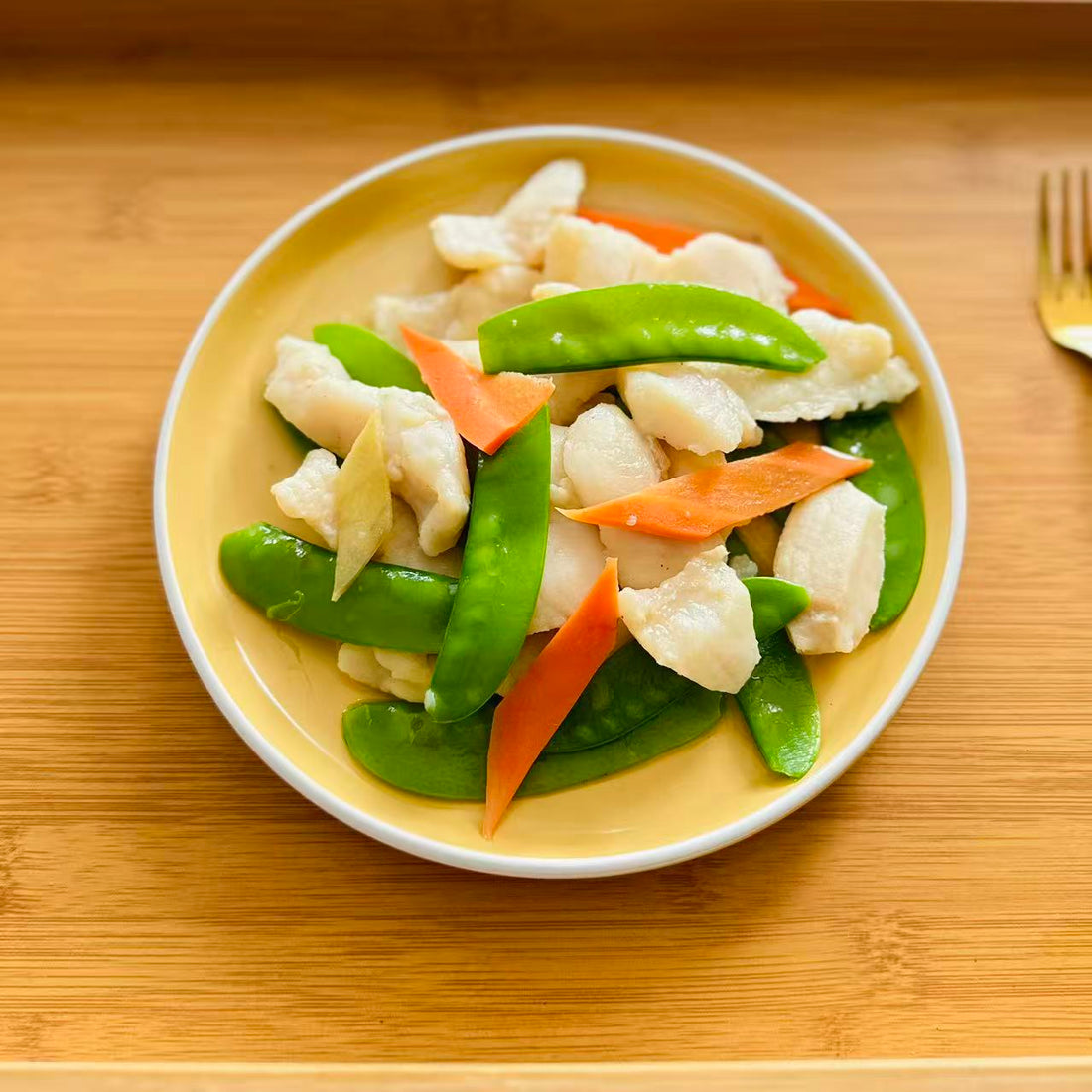 Basa Fish with Snow Peas and Carrot Slice in a 16 oz Family Meals container.