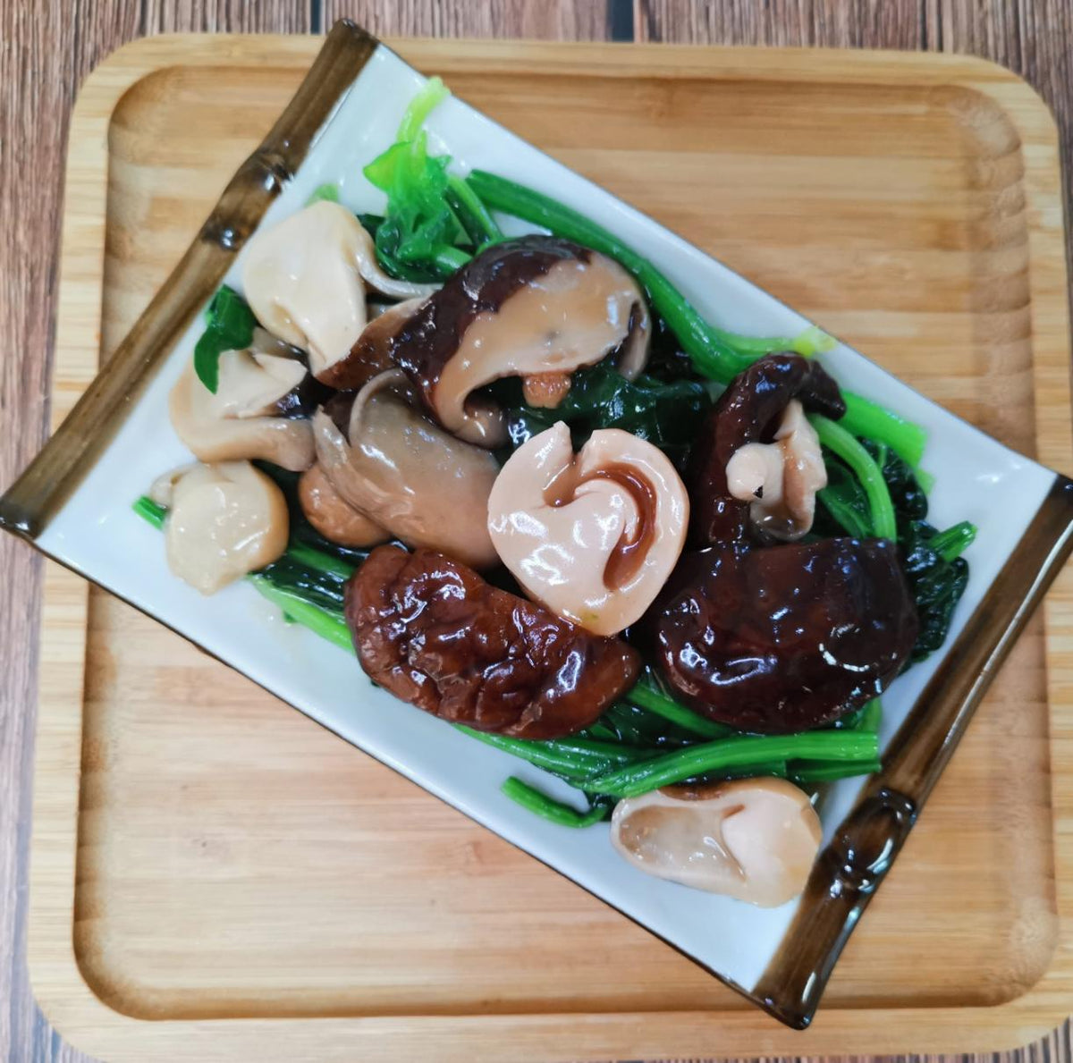 Vegetarian postpartum dish with mushrooms and green vegetables