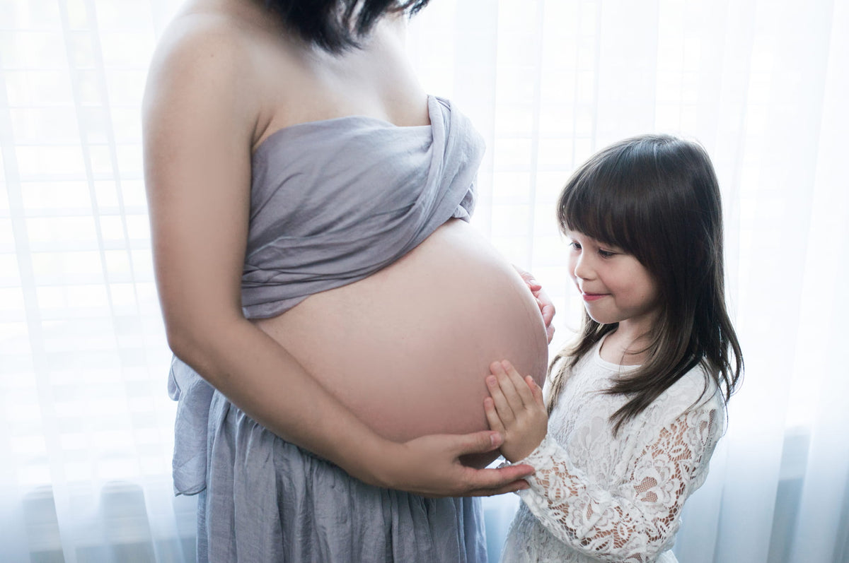 Pregnant mother with her daughter during the postpartum meal planning stage